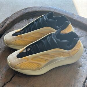 Yeezy 700v3 mono safflower glow size 12